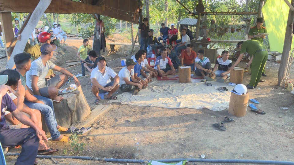 Triệt phá ổ đánh bạc quy mô lớn chiều mùng 3 Tết - 1 Triệt phá ổ đánh bạc quy mô lớn chiều mùng 3 Tết - 1