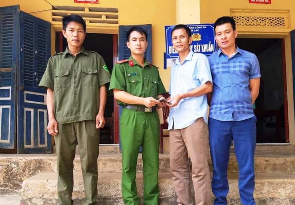 Nhặt được ví tiền, Ban công an xã thông báo trao trả cho người đánh mất - 1 Nhặt được ví tiền, Ban công an xã thông báo trao trả cho người đánh mất - 1