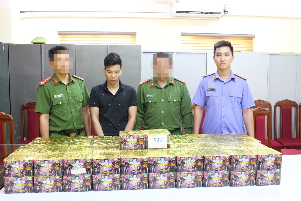 Bắt giữ đối tượng mua 70 giàn pháo hoa nổ tại khu vực biên giới - 1 Bắt giữ đối tượng mua 70 giàn pháo hoa nổ tại khu vực biên giới - 1