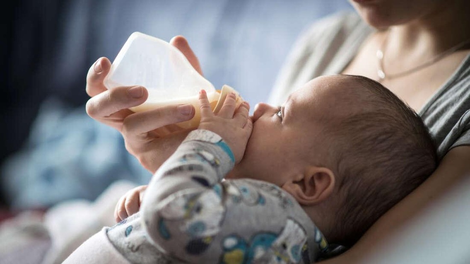 Trẻ sơ sinh có thể uống hàng triệu hạt vi nhựa mỗi ngày từ bình bú - 1 Trẻ sơ sinh có thể uống hàng triệu hạt vi nhựa mỗi ngày từ bình bú - 1