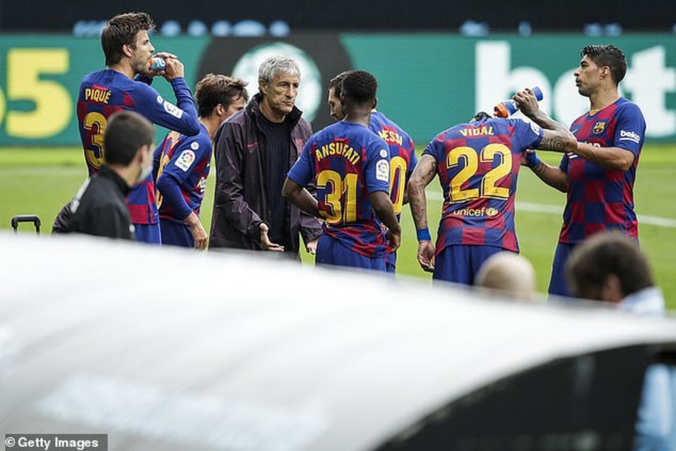 Messi và đồng đội mâu thuẫn gay gắt với HLV Quique Setien - 1 Messi và đồng đội mâu thuẫn gay gắt với HLV Quique Setien - 1