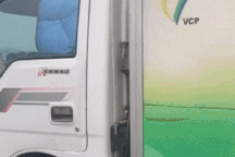 Nổi bật tuần qua: Tài xế xe tải nằm gác chân, dùng điện thoại khi lái xe