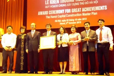 Thủ tướng khen thưởng 17 cá nhân tham gia lập quy hoạch chung Thủ đô