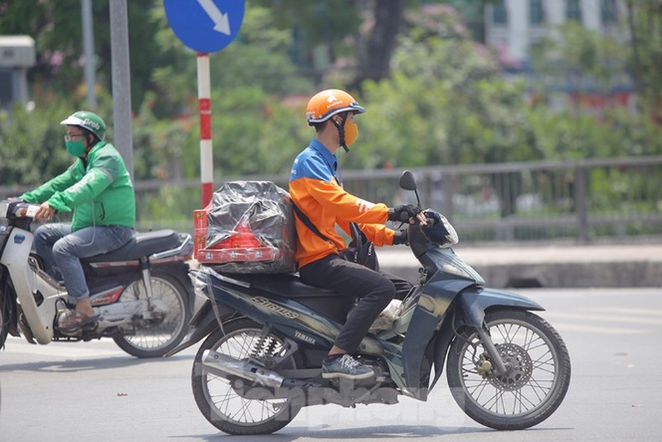 Hà Nội: Người lao động nhọc nhằn mưu sinh dưới nắng nóng đầu hè - 3 Hà Nội: Người lao động nhọc nhằn mưu sinh dưới nắng nóng đầu hè - 3