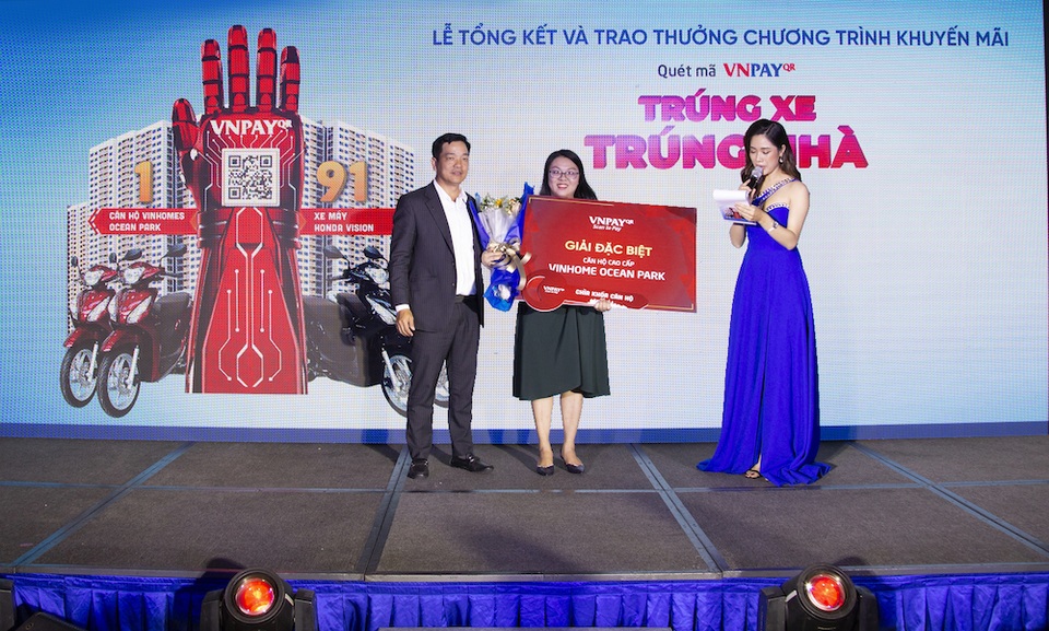 Cô giáo trúng căn hộ cao cấp khi thanh toán qua QR code trên iPay Mobile - 1