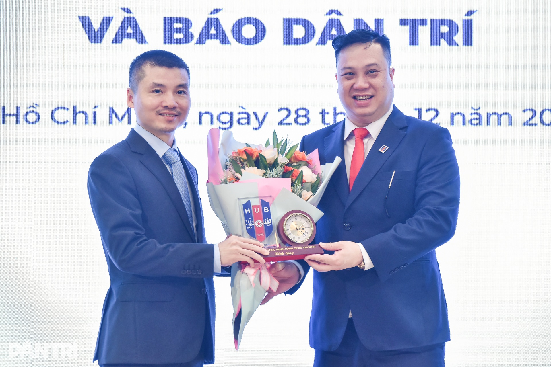 Những khoảnh khắc tại lễ ký kết giữa báo Dân trí và Đại học Ngân hàng TPHCM - 8 Những khoảnh khắc tại lễ ký kết giữa báo Dân trí và Đại học Ngân hàng TPHCM - 8