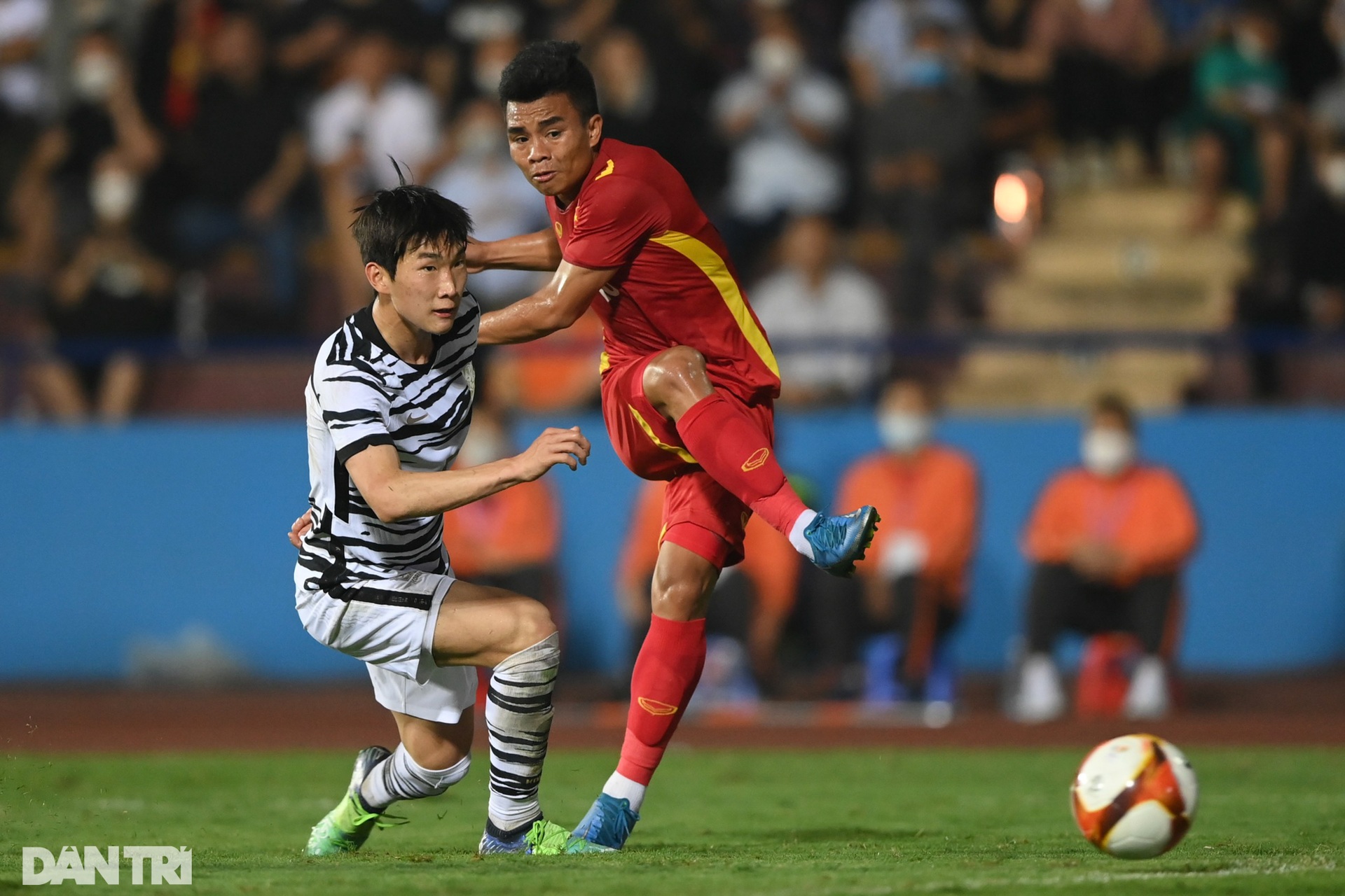 Chảo lửa Việt Trì phủ kín 20.000 khán giả, dậy sóng cổ vũ U23 Việt Nam - 15 Chảo lửa Việt Trì phủ kín 20.000 khán giả, dậy sóng cổ vũ U23 Việt Nam - 15