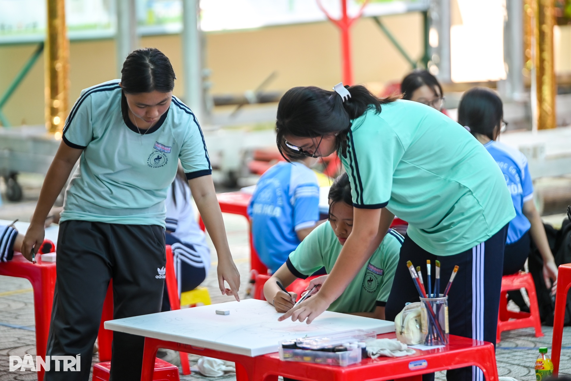 Gần 200 họa sĩ nhí khoe tài vẽ tranh chào Lễ hội Nghinh Ông Cần Giờ - 10