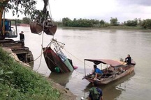Tìm thấy thi thể người vợ trong vụ lật thuyền đánh cá trên sông