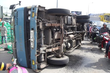 Xe tải gãy cầu giữa đường, quốc lộ 1A ùn tắc