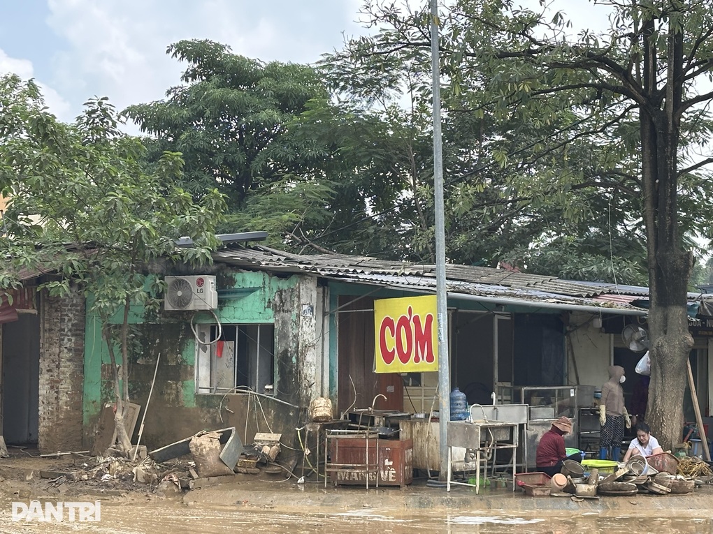 Chàng trai bán cơm bụi kể giây phút sinh tử cứu bà cụ mắc kẹt trong lũ dữ - 4 Chàng trai bán cơm bụi kể giây phút sinh tử cứu bà cụ mắc kẹt trong lũ dữ - 4