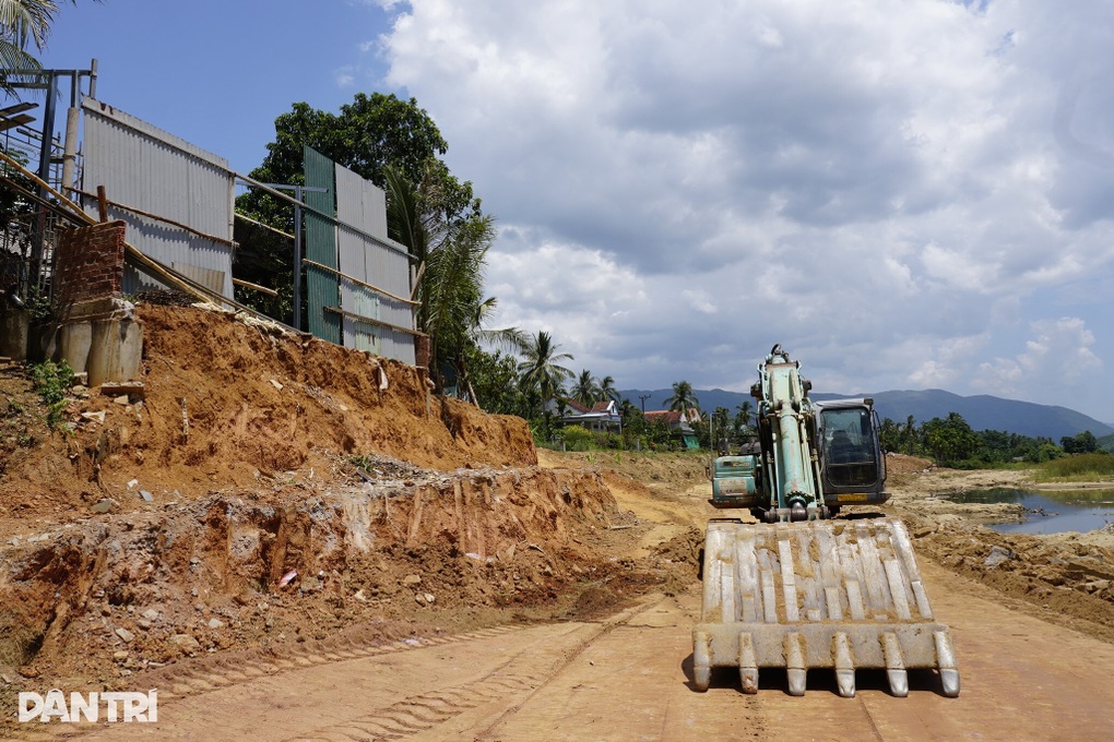 Sông lấn sát nhà dân, địa phương chạy đua xây kè xong trước mùa lũ - 1