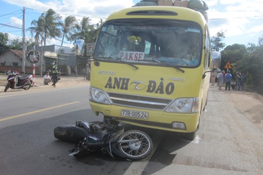 Cụ ông bị ô tô kéo lê trên đường