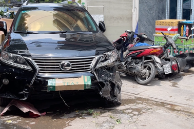 Ô tô lao vào hẻm "hạ gục" 7 xe máy ở TPHCM