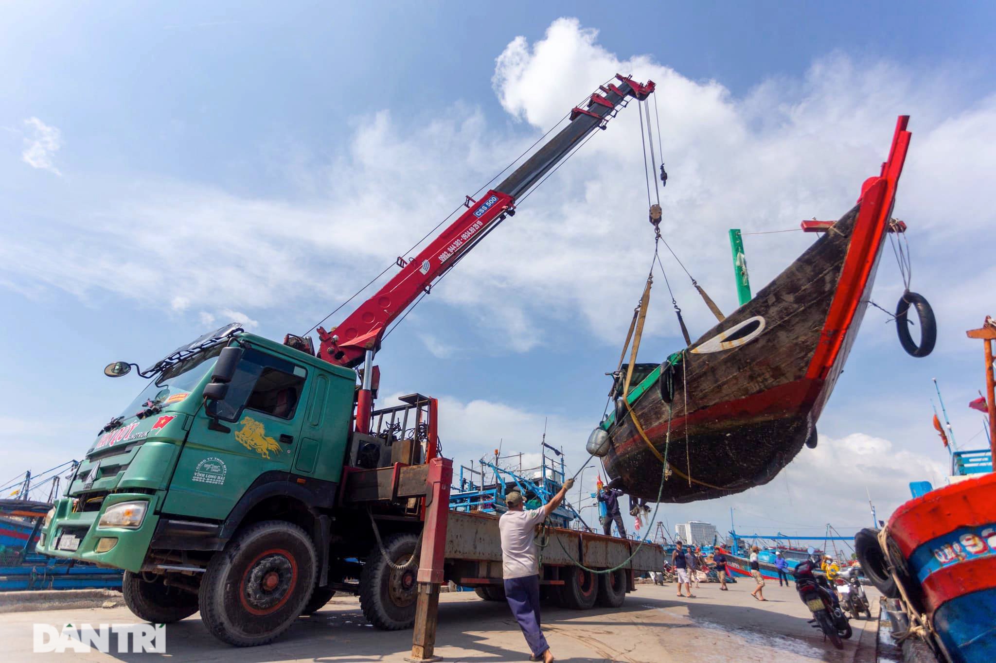 Hàng trăm tàu thuyền của ngư dân Đà Nẵng được đưa lên bờ tránh bão số 9