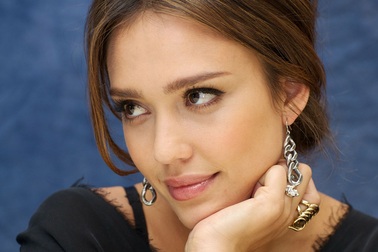 “Thiên thần bóng tối” Jessica Alba quá bận để… hẹn hò