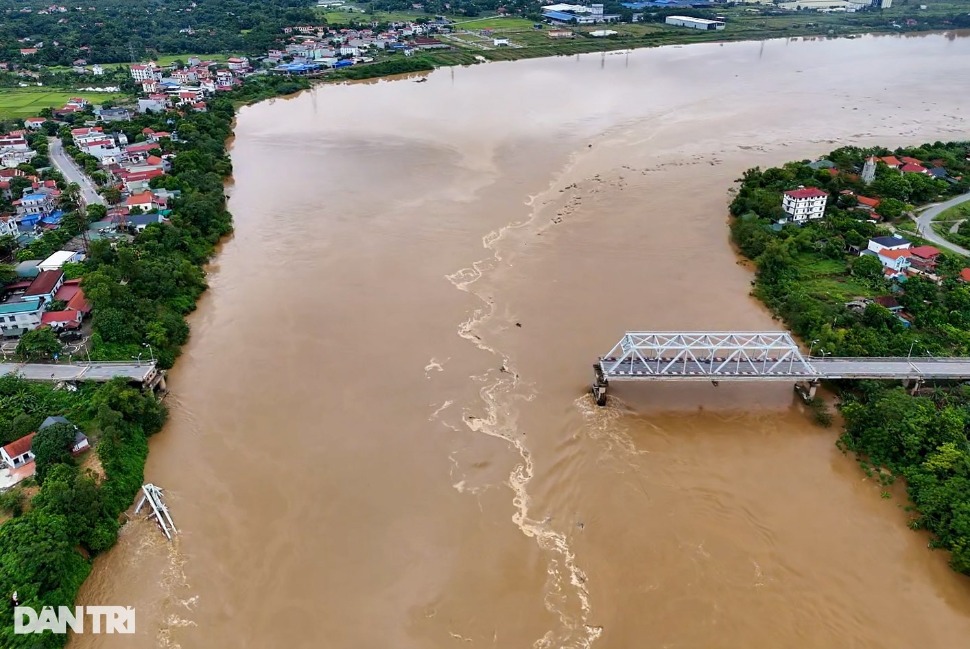 Cầu Phong Châu (Phú Thọ) bị lũ cuốn sập (Ảnh: Nguyễn Hải).