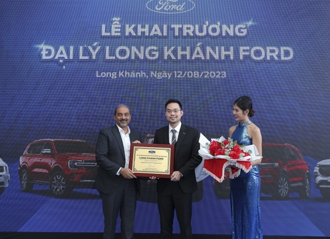 Mr Ruchik Shah - Tổng giám đốc Ford Việt Nam (trái) & Mr Trần Tấn Đạt - Giám đốc Đại lý Long Khánh Ford (phải)