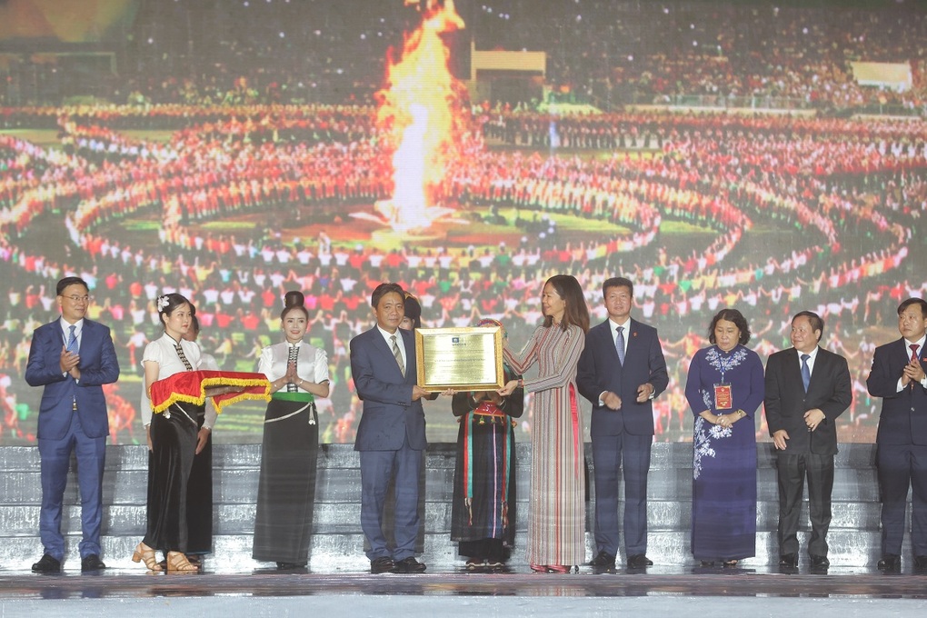 Lễ đón Bằng của UNESCO ghi danh Nghệ thuật Xòe Thái - 1 Lễ đón Bằng của UNESCO ghi danh Nghệ thuật Xòe Thái - 1