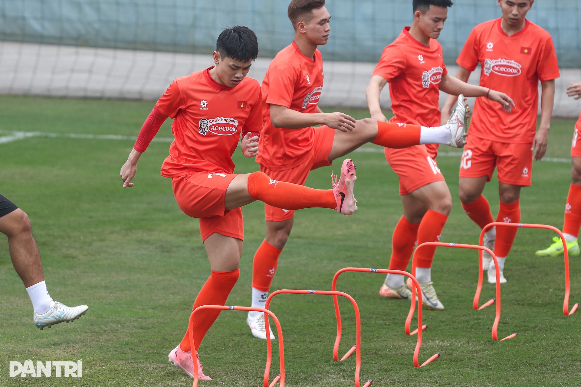 Cầu thủ Việt kiều quyết tâm cao độ ở buổi tập đầu tiên cùng U22 Việt Nam - 7 Cầu thủ Việt kiều quyết tâm cao độ ở buổi tập đầu tiên cùng U22 Việt Nam - 7