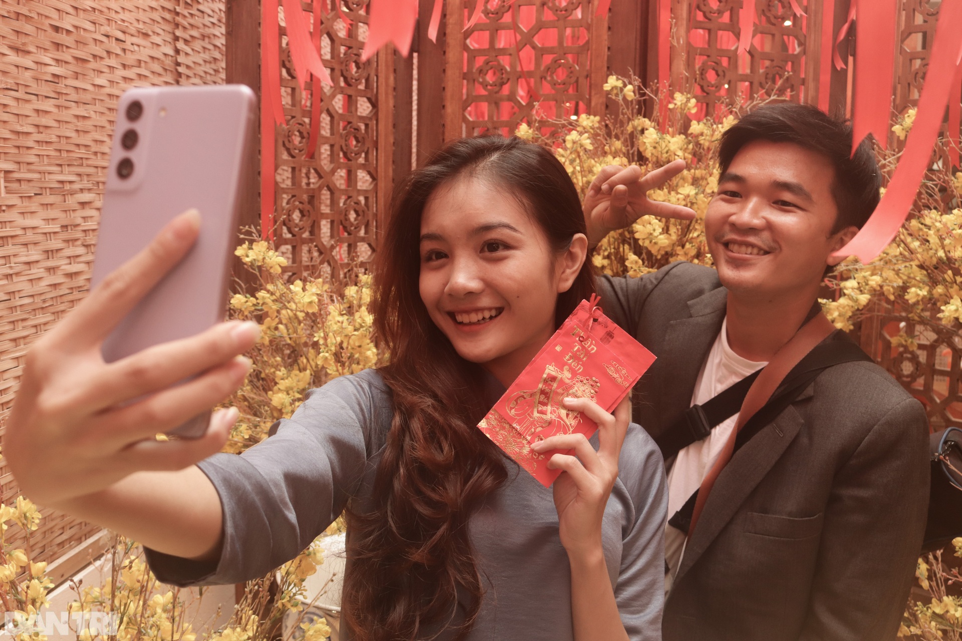 Giới trẻ Sài Gòn vui chơi, chụp hình đón Tết sớm ở quán cà phê - 4 Giới trẻ Sài Gòn vui chơi, chụp hình đón Tết sớm ở quán cà phê - 4