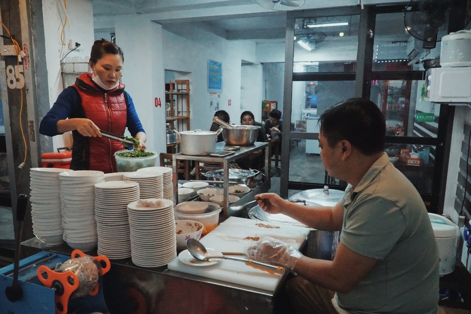 Vợ chồng người Tày cõng đặc sản Cao Bằng về Hà Nội - 1