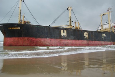 Thêm một con tàu nghìn tấn bị sóng đánh vào bờ