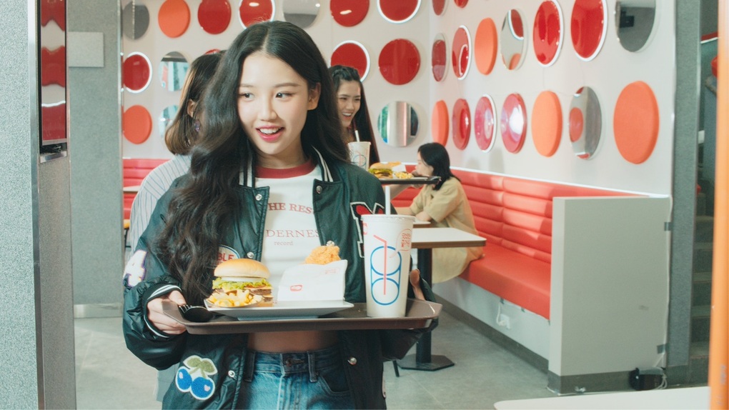 Lotteria và Amee kể chuyện tình Gen Z với MV Chủ nhật boy - 3 Lotteria và Amee kể chuyện tình Gen Z với MV Chủ nhật boy - 3