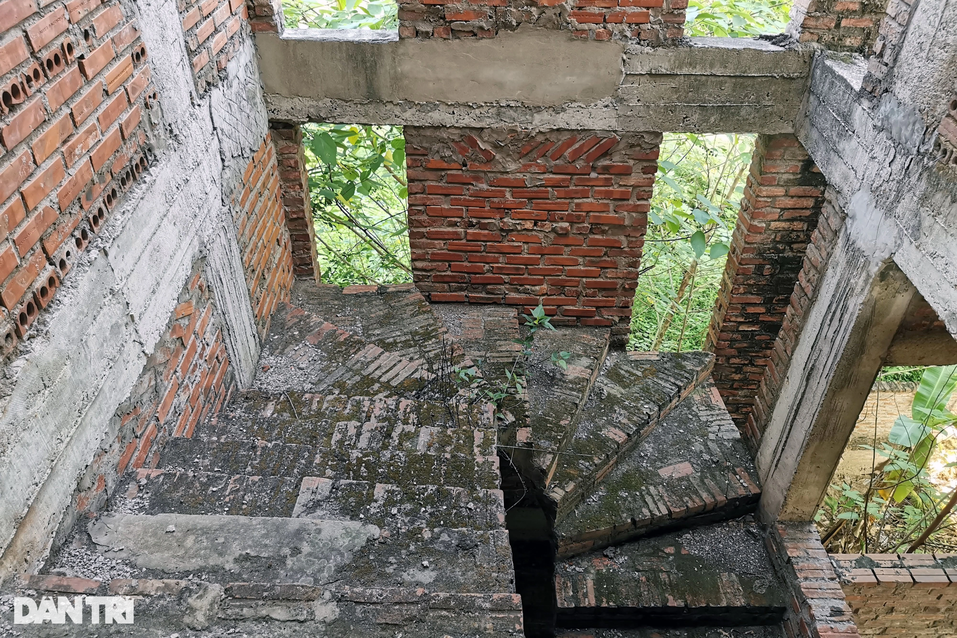 Châu Âu trong lòng Hà Nội - Bắc Ninh la liệt biệt thự bị bỏ hoang - 8 Châu Âu trong lòng Hà Nội - Bắc Ninh la liệt biệt thự bị bỏ hoang - 8