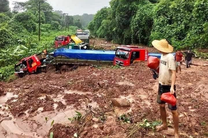 Tìm thấy thi thể tài xế Việt mất tích trong vụ sạt lở ở Lào - 1 Tìm thấy thi thể tài xế Việt mất tích trong vụ sạt lở ở Lào - 1