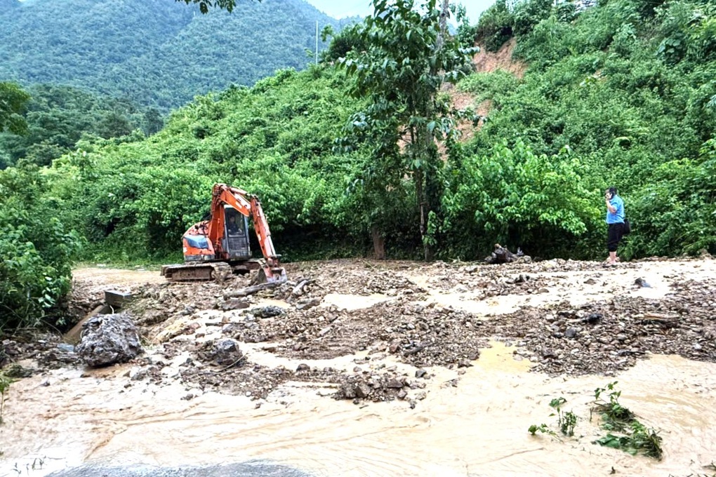 Mưa lũ trong đêm khiến ô tô bị lật, nhiều hộ dân phải di dời khẩn cấp - 3 Mưa lũ trong đêm khiến ô tô bị lật, nhiều hộ dân phải di dời khẩn cấp - 3
