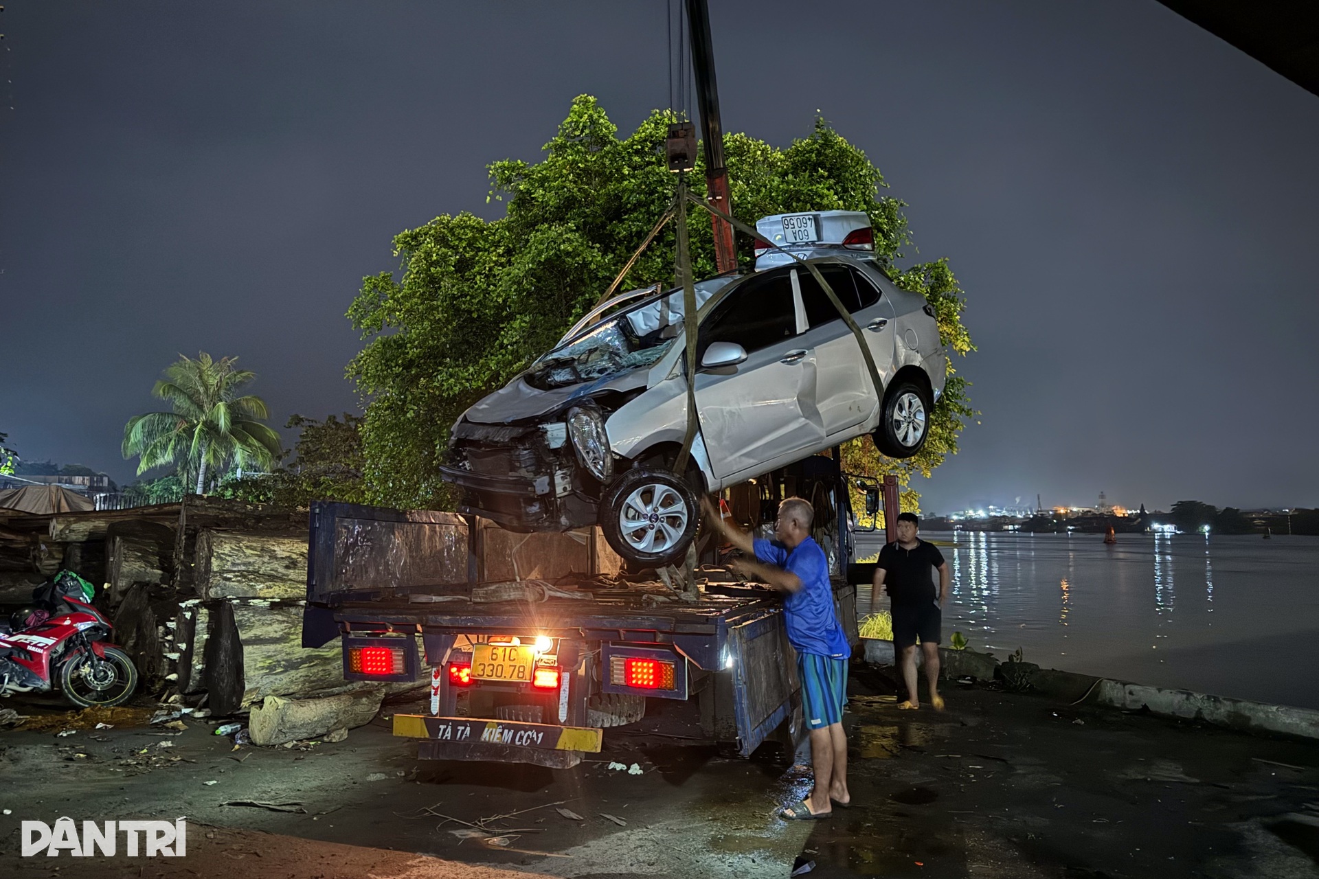 Nhóm thợ lặn trắng đêm dầm mình dưới sông trục vớt ô tô rơi cầu Đồng Nai - 1 Nhóm thợ lặn trắng đêm dầm mình dưới sông trục vớt ô tô rơi cầu Đồng Nai - 1