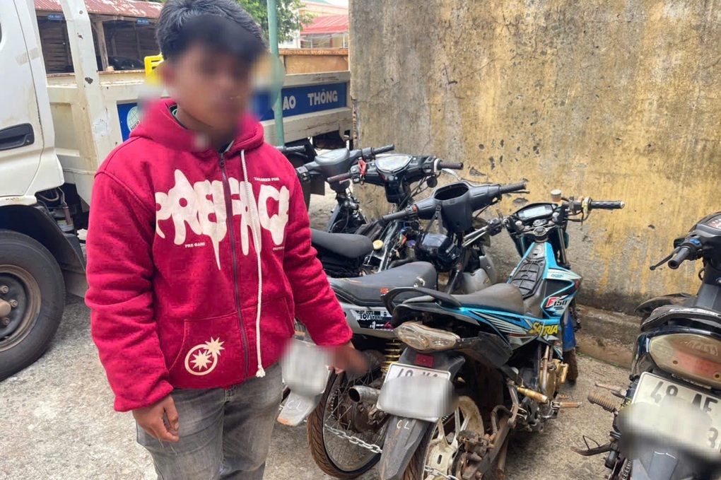 Nhóm người đi săn mây gây mất trật tự: Công an tạm giữ 78 phương tiện - 2 Nhóm người đi săn mây gây mất trật tự: Công an tạm giữ 78 phương tiện - 2