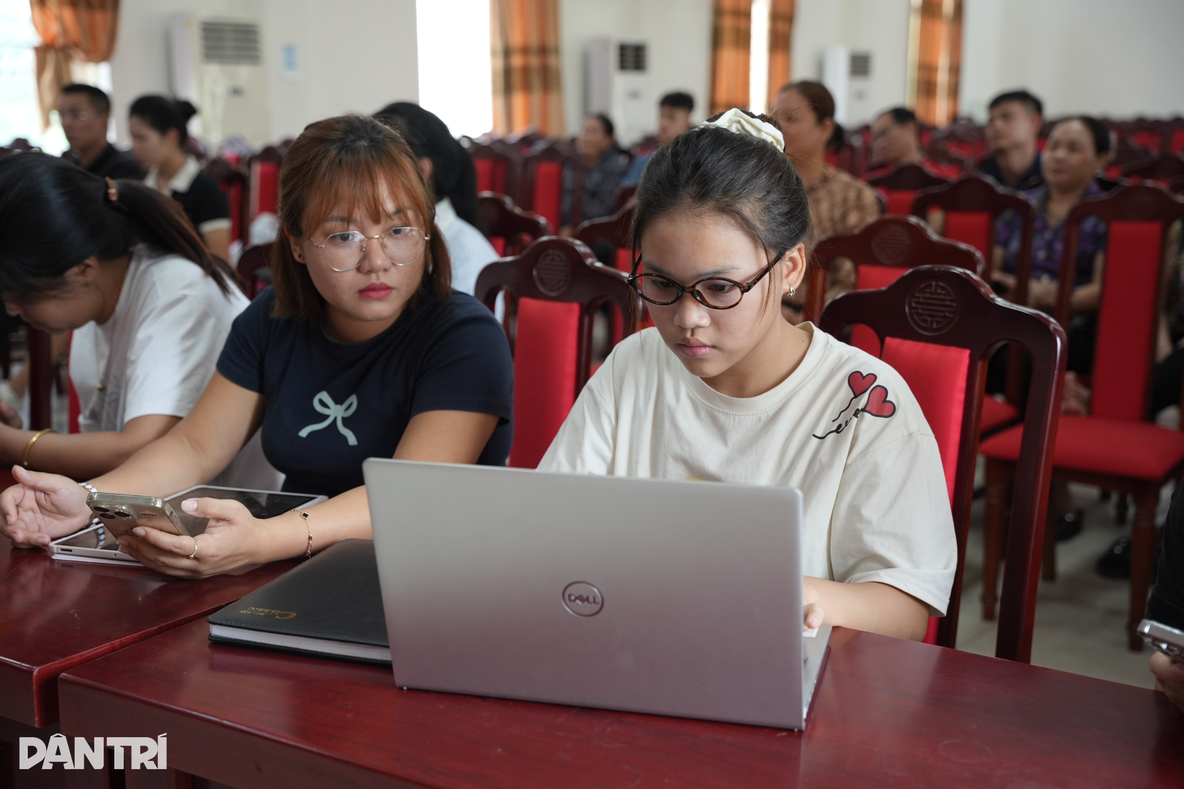 Về nơi cả làng học livestream, nghệ nhân U70 dùng AI quảng cáo - 2