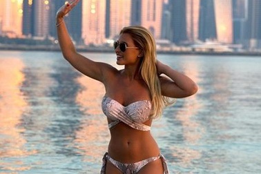 Người đẹp 9x gây sốt với loạt ảnh hở bạo cùng bikini