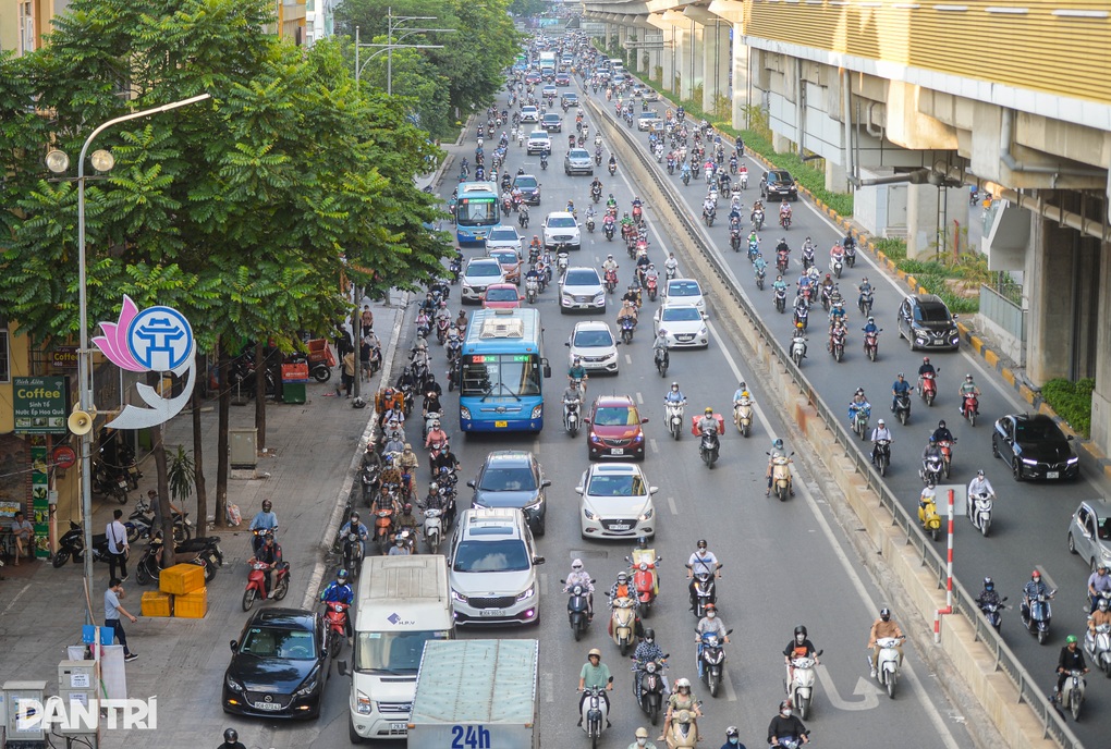Giao thông hỗn loạn vì lô cốt trên đường Nguyễn Trãi - 2 Giao thông hỗn loạn vì lô cốt trên đường Nguyễn Trãi - 2