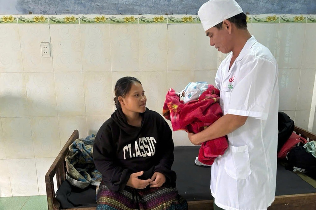 Hai cán bộ biên phòng giúp sản phụ vượt cạn thành công trong mưa lũ - 1