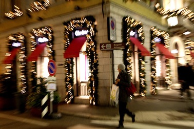 Không khí Giáng Sinh ngập tràn các shop hàng hiệu ở Ý