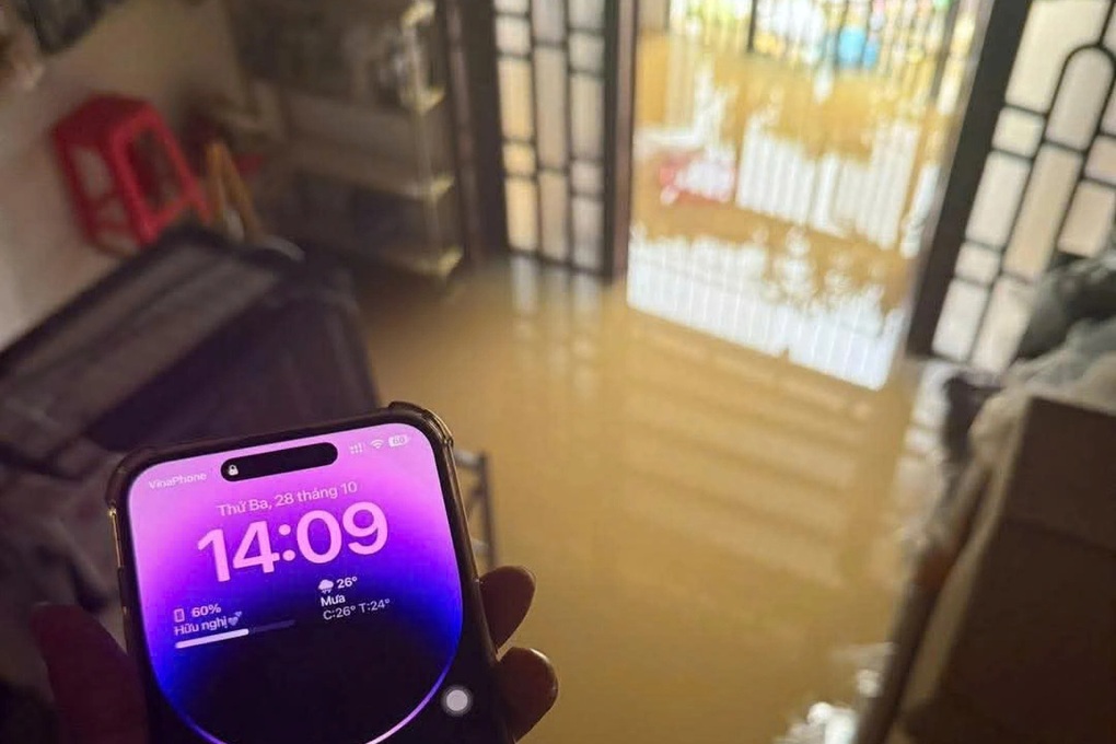 Người Huế giữa lũ: Bé nhà em sốt 40 độ C, ai cứu với - 2