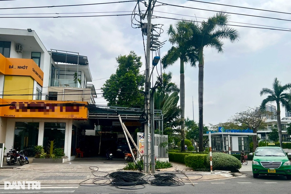 Người đàn ông bị điện giật nguy kịch trên cột điện ở TPHCM - 1 Người đàn ông bị điện giật nguy kịch trên cột điện ở TPHCM - 1