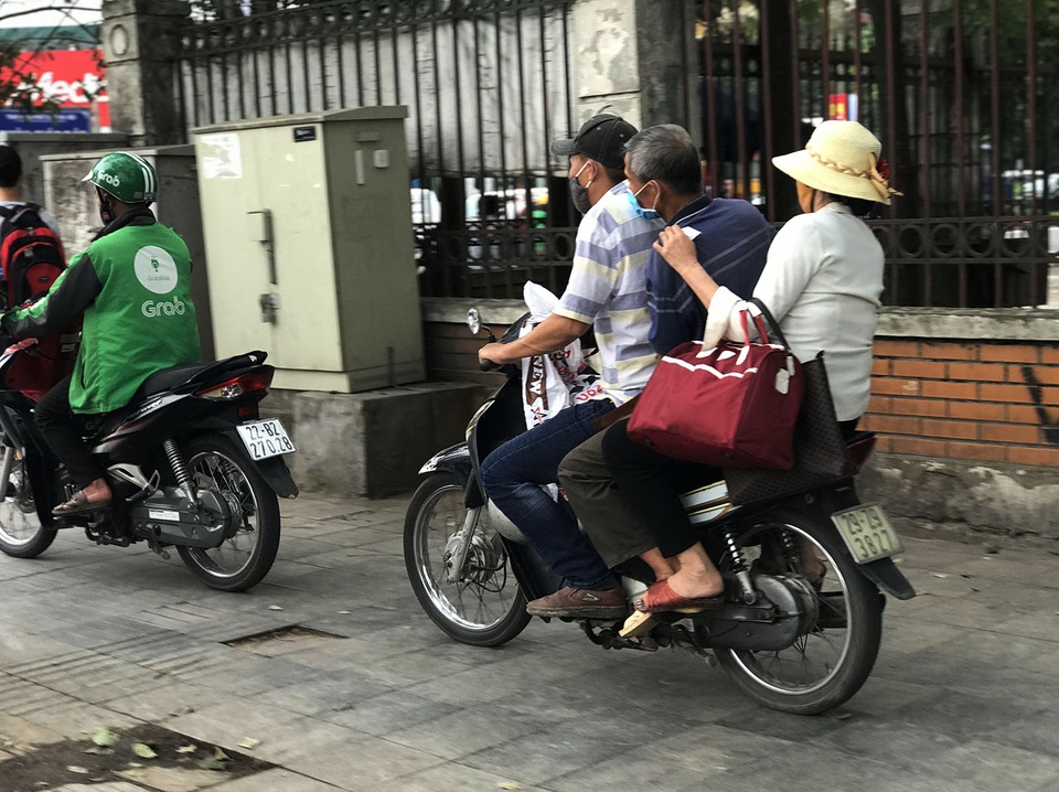 Dịch vụ xe ôm đắt khách khi dòng người ùn ùn trở lại Thủ đô - 7 Dịch vụ xe ôm đắt khách khi dòng người ùn ùn trở lại Thủ đô - 7
