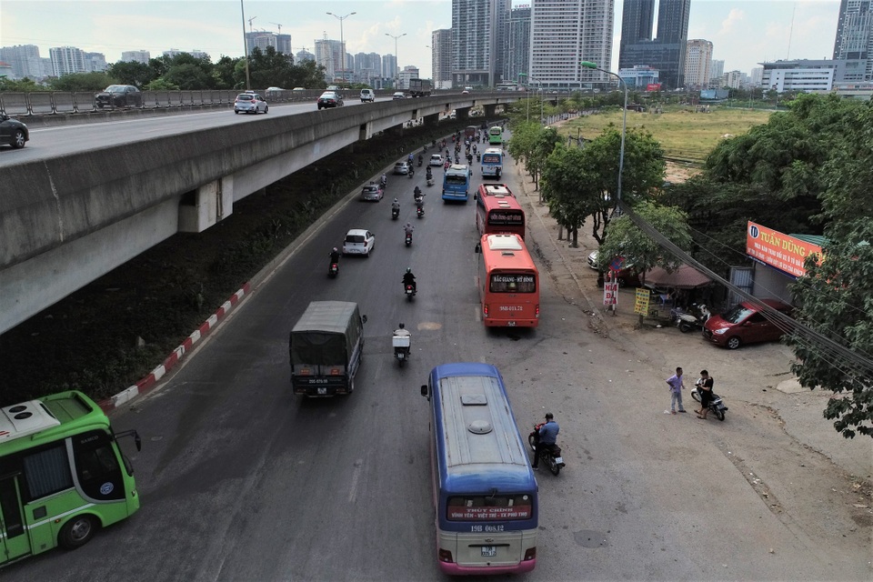 Hà Nội: Nhìn từ trên cao cảnh xe khách “bát nháo” dừng đỗ, đón trả khách - 1 Hà Nội: Nhìn từ trên cao cảnh xe khách “bát nháo” dừng đỗ, đón trả khách - 1