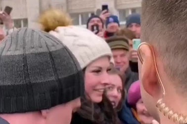 Tổng thống Putin bất ngờ vì được cô gái Nga cầu hôn