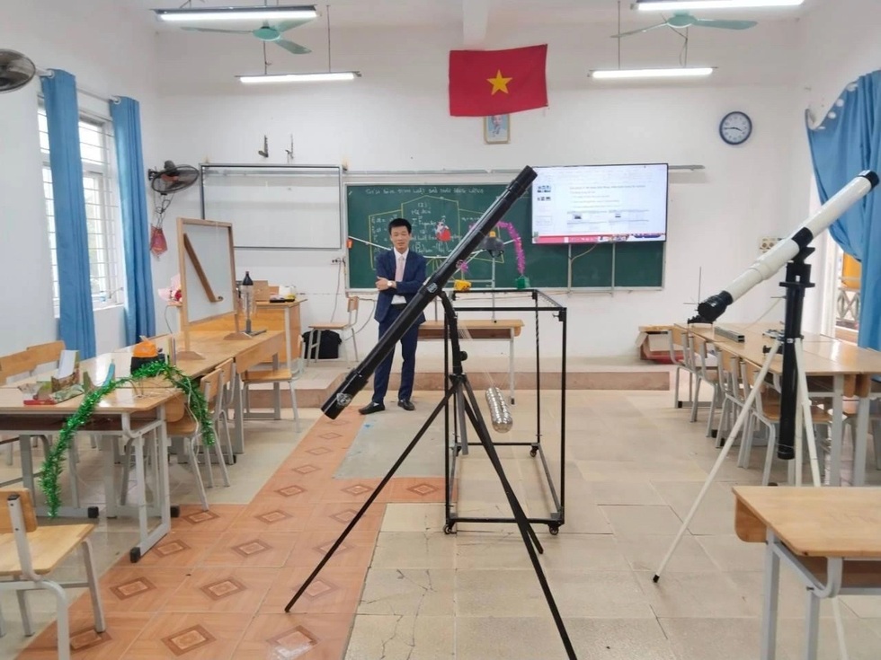 Thầy giáo vật lý hơn 20 năm làm dụng cụ thí nghiệm dạy học sinh trường làng - 2 Thầy giáo vật lý hơn 20 năm làm dụng cụ thí nghiệm dạy học sinh trường làng - 2
