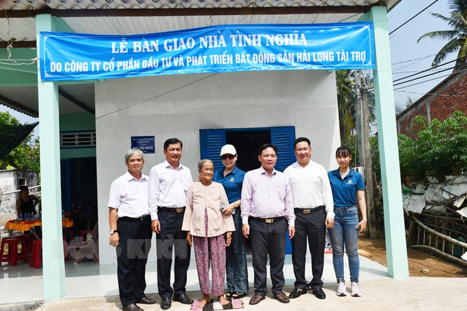 Trao nhà tình nghĩa cho gia đình có công với cách mạng.