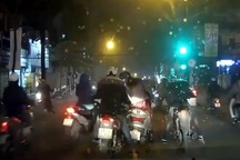 Người phụ nữ bị dàn cảnh va chạm giao thông, trộm túi xách trong tích tắc