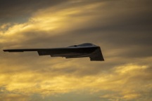 Máy bay ném bom của Mỹ bốc cháy sau khi hạ cánh khẩn cấp