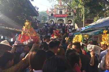 Mải “đốt tiền thật vay tiền ảo”, mâm lễ đội đầu cũng bị... mất trộm!