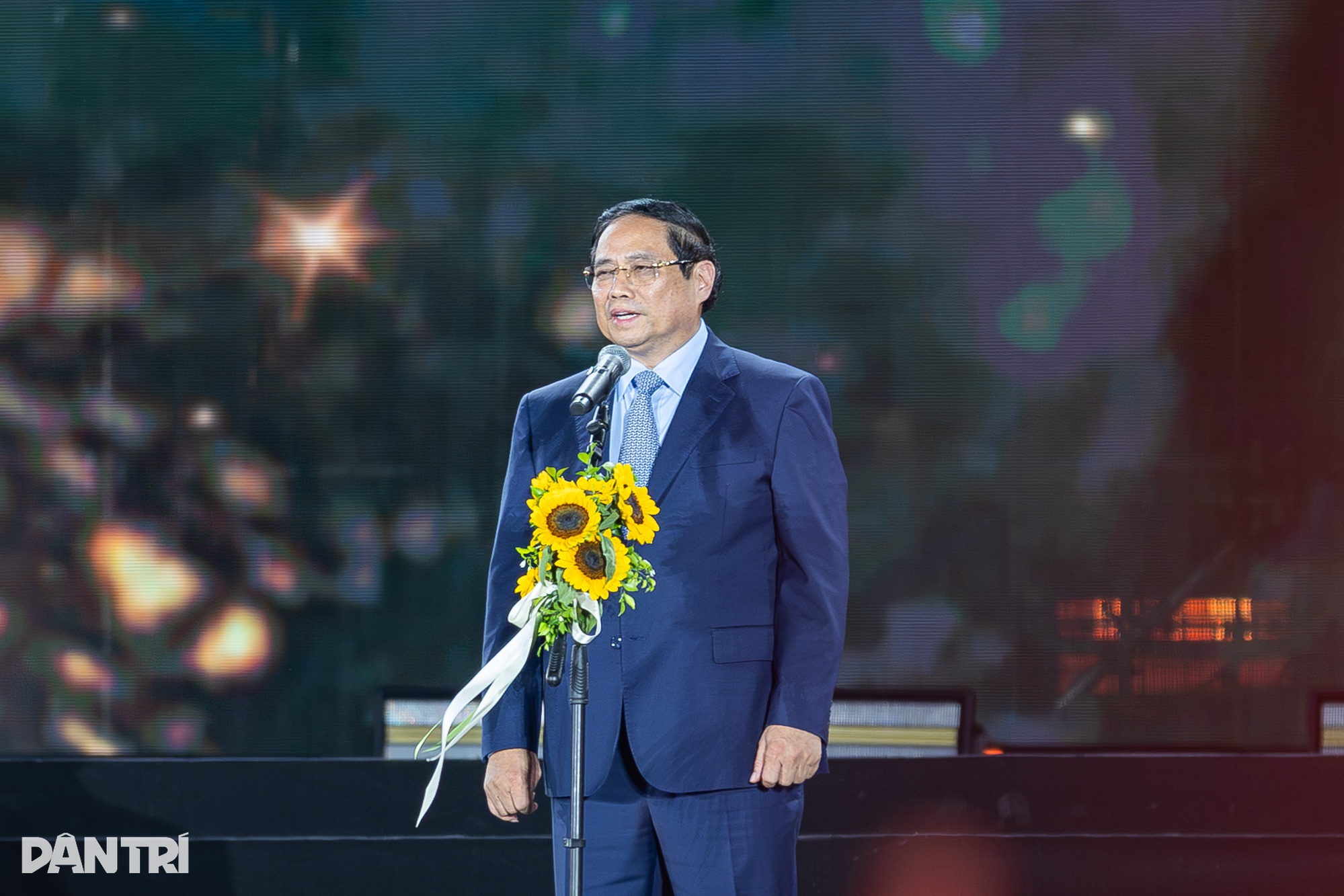 22.000 khán giả hòa nhịp cùng Hương Tràm và dàn Em xinh bùng nổ sân khấu - 2