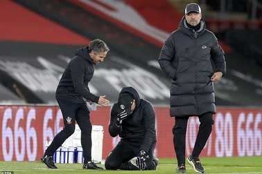 HLV Southampton khóc sau khi đánh bại Liverpool
